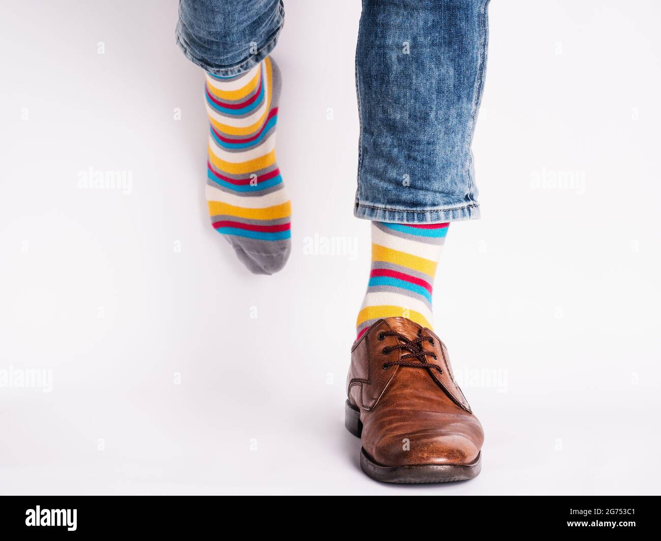 Piernas para hombre, zapatos modernos y calcetines brillantes. Primer  plano. Concepto de estilo, belleza y elegancia Fotografía de stock - Alamy