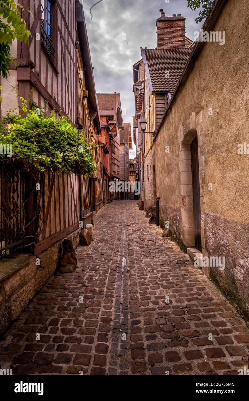 Una escena callejera en Troyes Francia Foto de stock