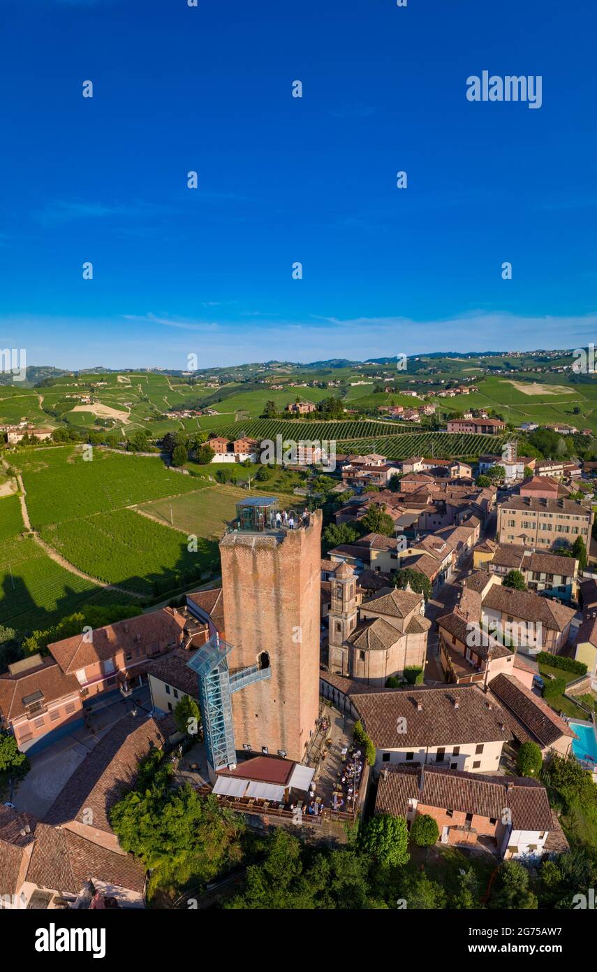 Pueblo de Barbaresco en las colinas de Langhe, vista aérea de la torre medieval colina pueblo medieval Piamonte Italia. Foto de stock
