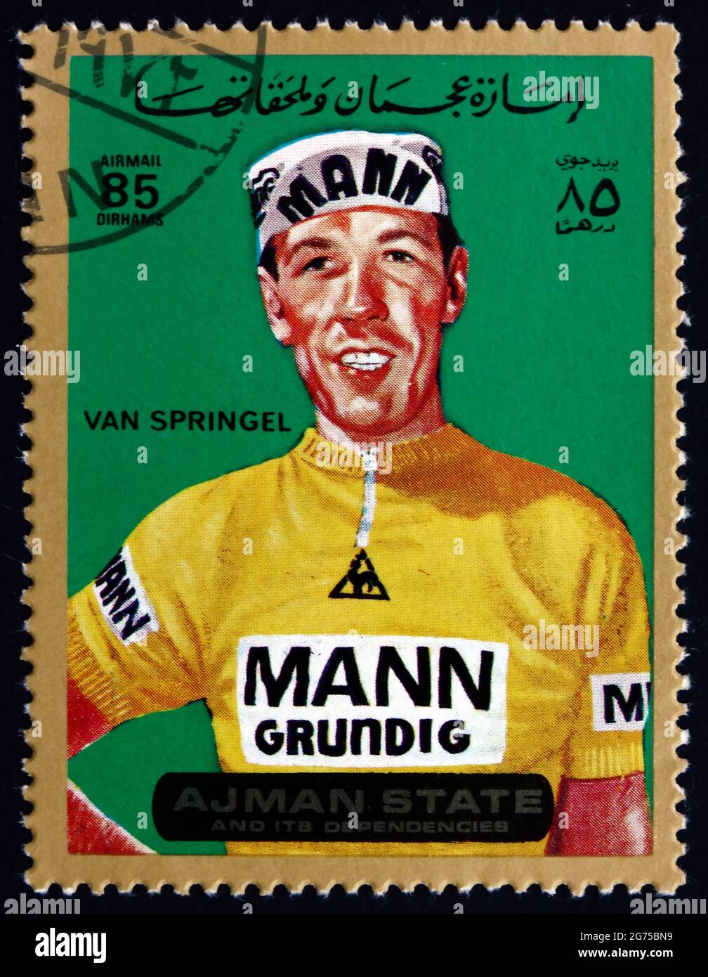AJMAN - CIRCA 1972: Un sello impreso en el Ajman muestra a Herman van Springel, es un ex ciclista belga de carreras de carretera, circa 1972 Foto de stock