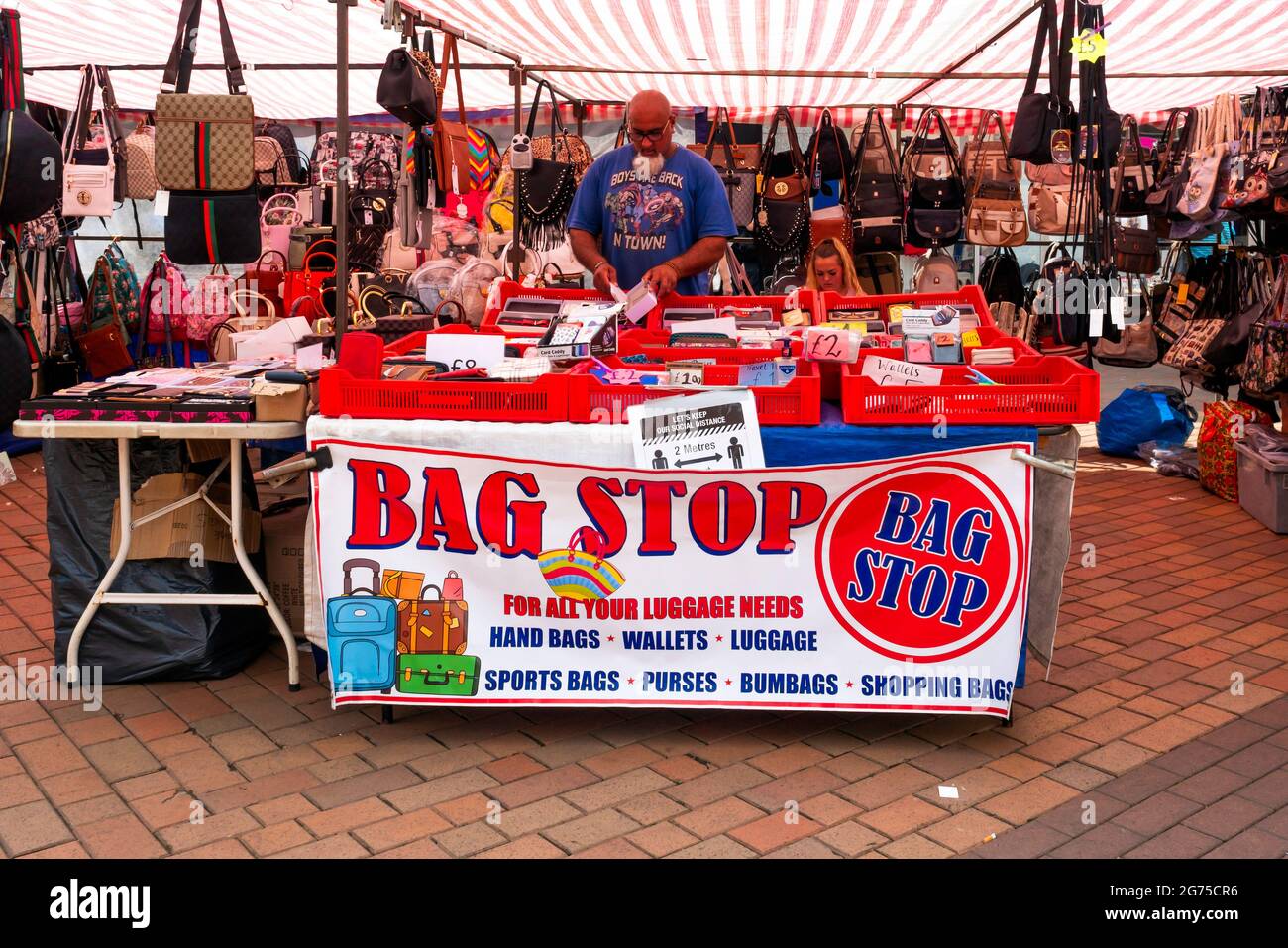 Bolsa Detener un puesto que vende todo tipo de bolsos de equipaje y carteras en un puesto en el mercado semanal Redcar High Street Cleveland Inglaterra Reino Unido Foto de stock