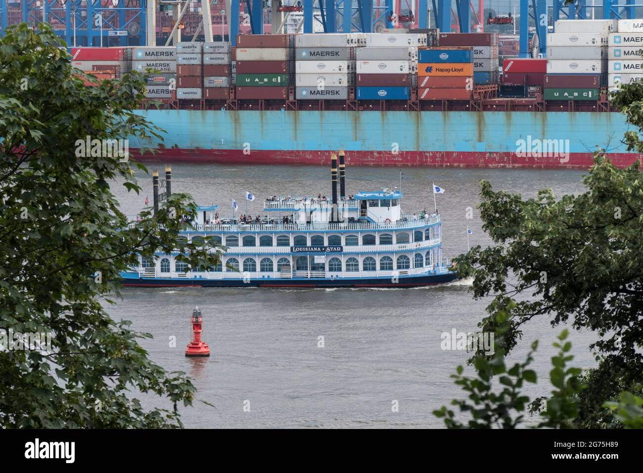 Barkasse auf der Elbe im Hamburger Hafen Foto de stock