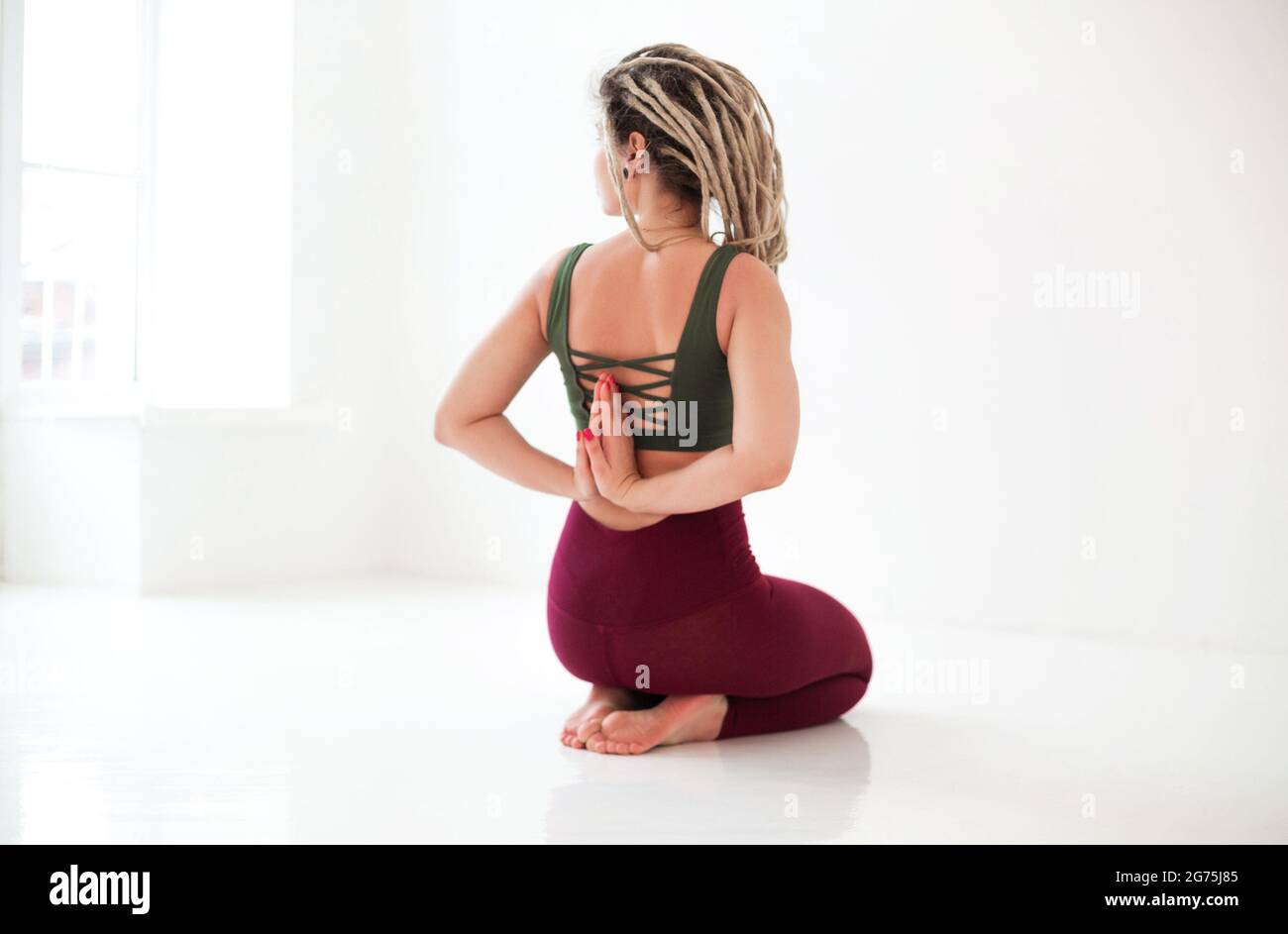 Ejercicios De Yoga. Mujer Con Tipo De Cuerpo Delgado Deportivo En Ropa  Interior Que Está En El Estudio Foto de archivo - Imagen de atractivo,  dieta: 253275514, ropa yoga mujer