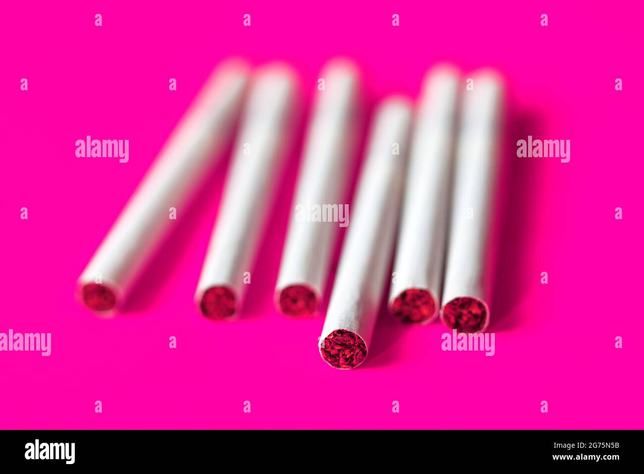 Cigarrillos en luz rosa , enfoque selectivo . Productos de tabaco  Fotografía de stock - Alamy