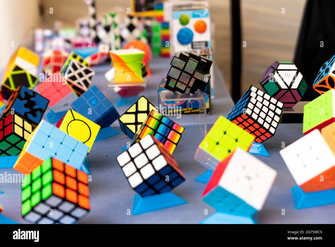 Cubo De Rubik Tipos Lubań, Polonia - 2 de julio de 2021: Diferentes tipos de cubo de Rubik en  exhibición. Puzzle de juguete, cubo colorido Fotografía de stock - Alamy