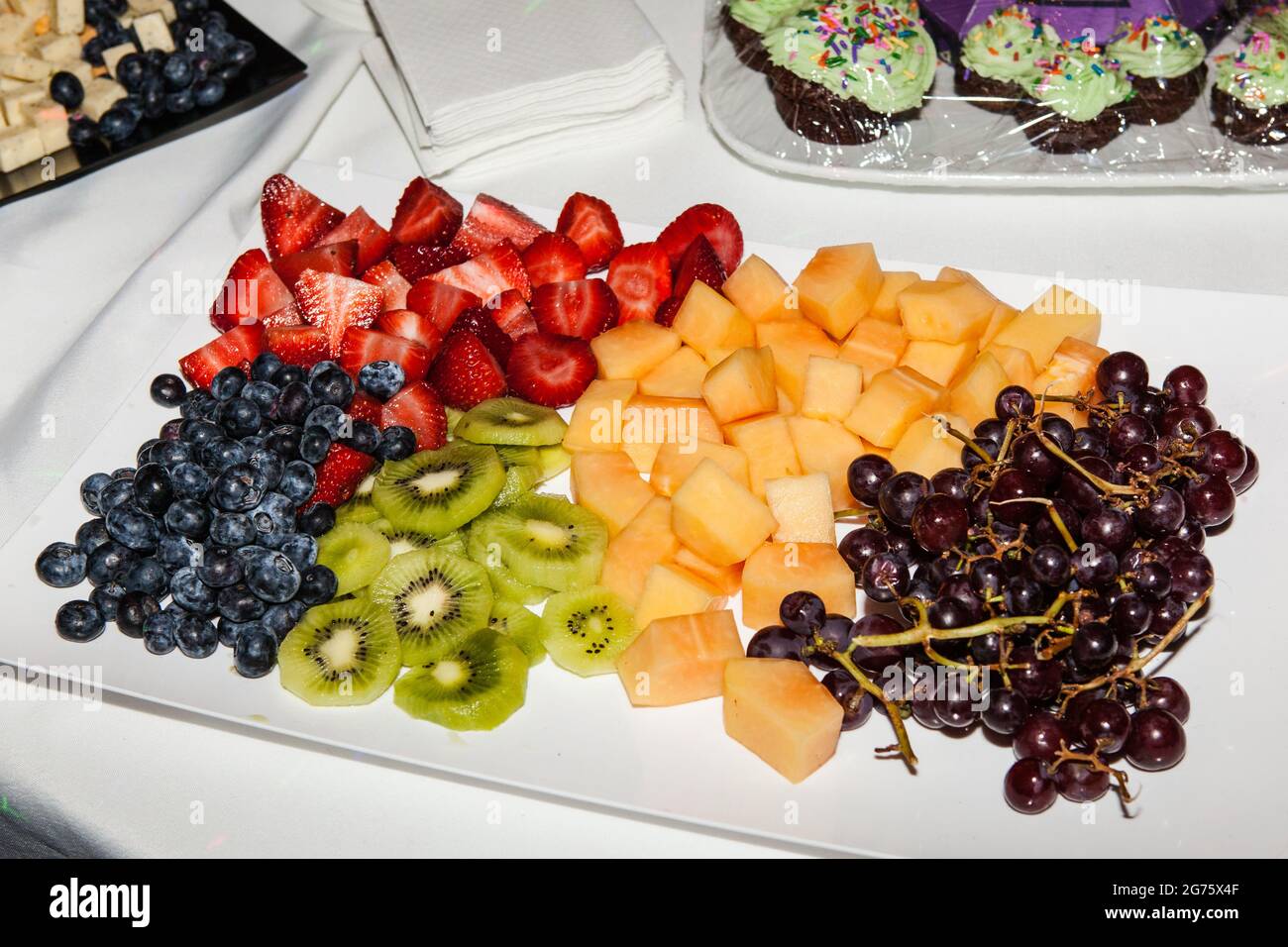 Un arreglo de fruta en un plato Foto de stock