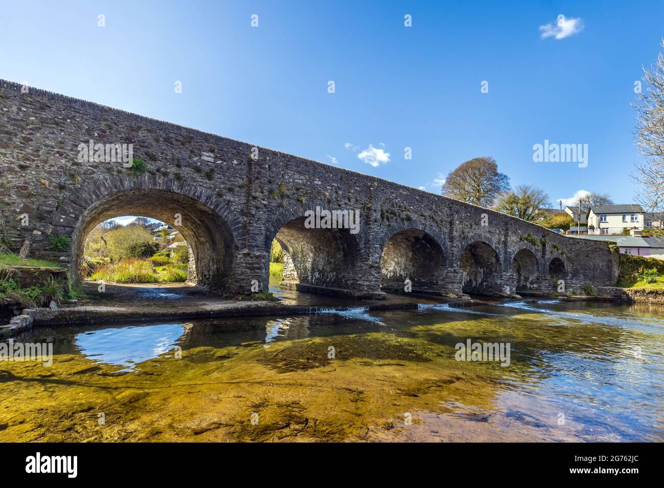 El pintoresco puente Withypool sobre el río Barle en Exmoor, Somerset. Foto de stock