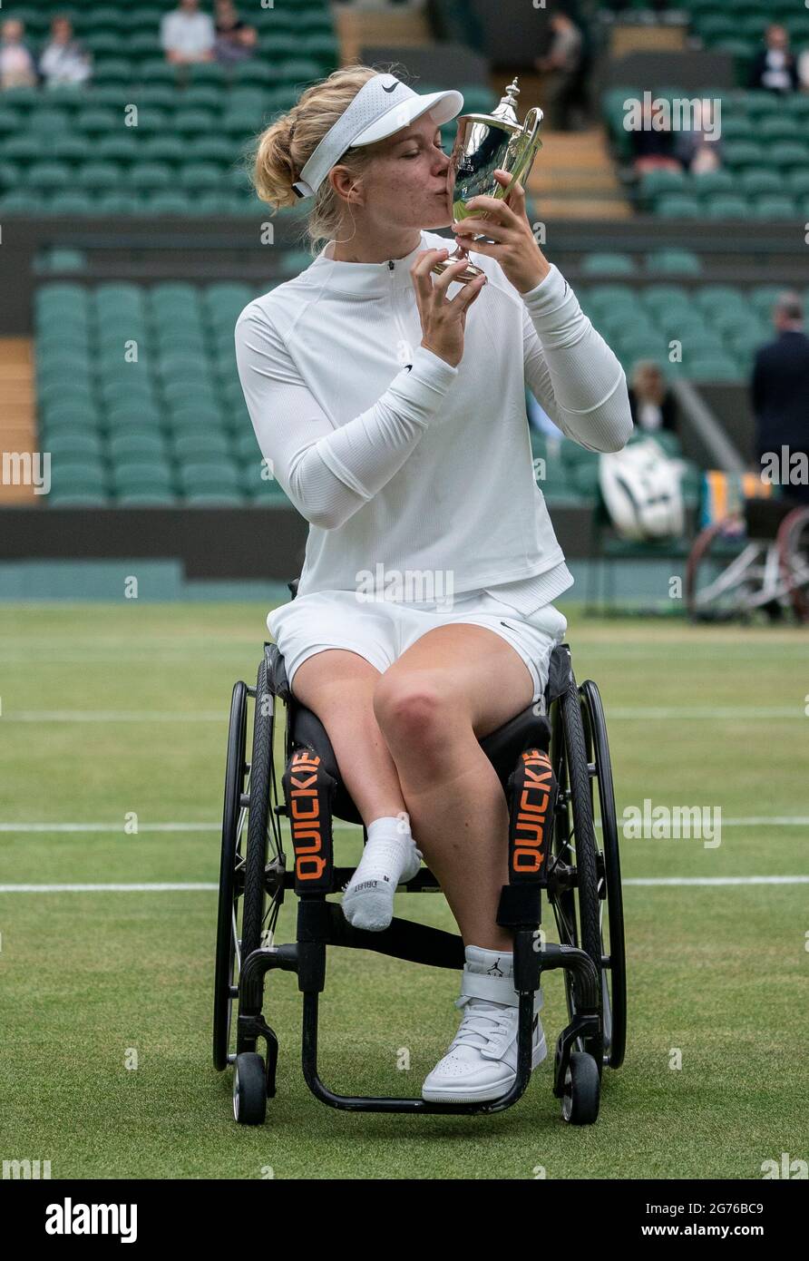 Diede De Groot besa su trofeo después de ganar contra Kgothatso Montjane en  la final de la silla de ruedas femenina Singles en la Corte No.1 el día  trece de Wimbledon en