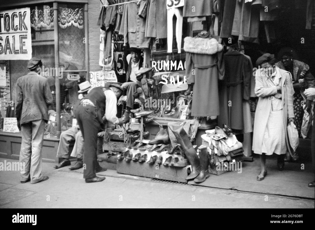 Tienda de ropa de segunda mano, Beale Street, Memphis, Tennessee, EE.UU., Marion Wolcott, Oficina Información de Guerra de los Estados Unidos, noviembre de 1939 Fotografía de - Alamy