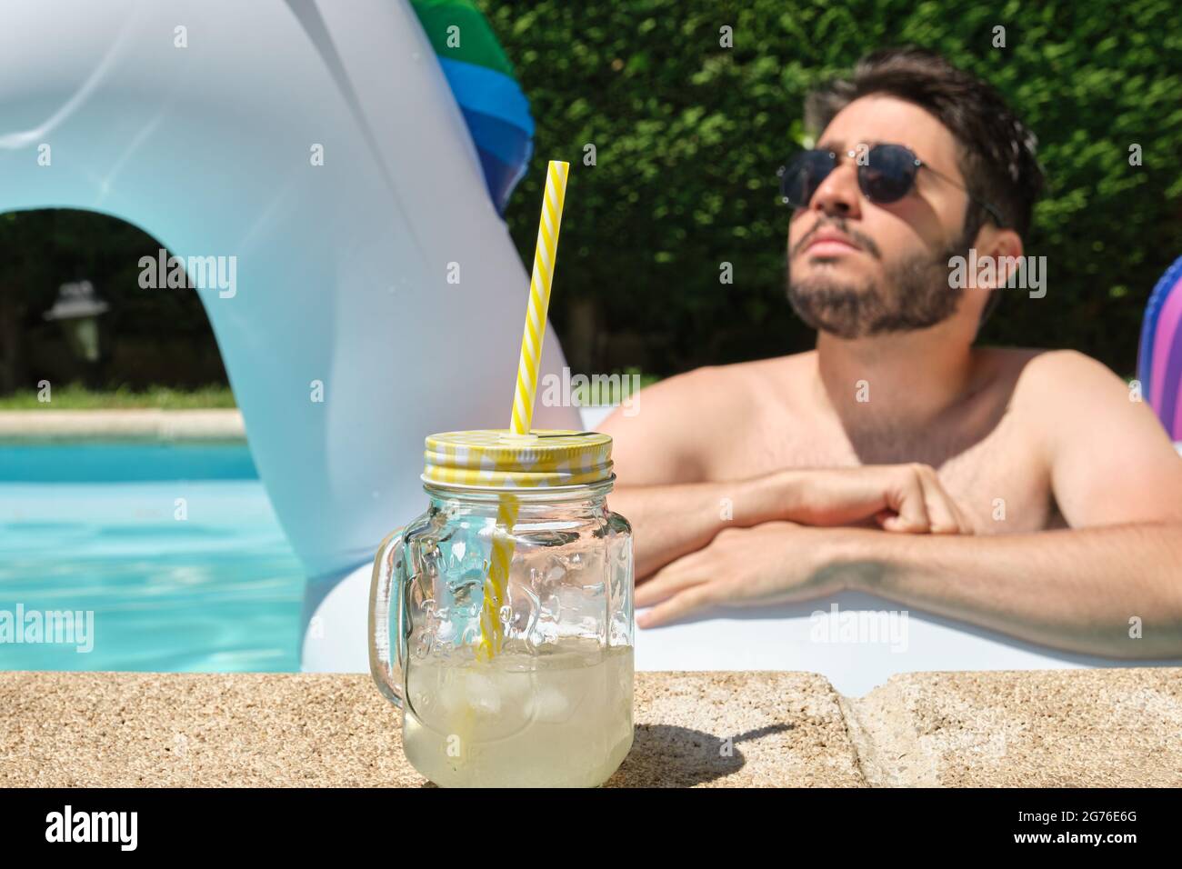 el hombre con gafas de sol negras está en la piscina en sus vacaciones  15299338 Foto de stock en Vecteezy