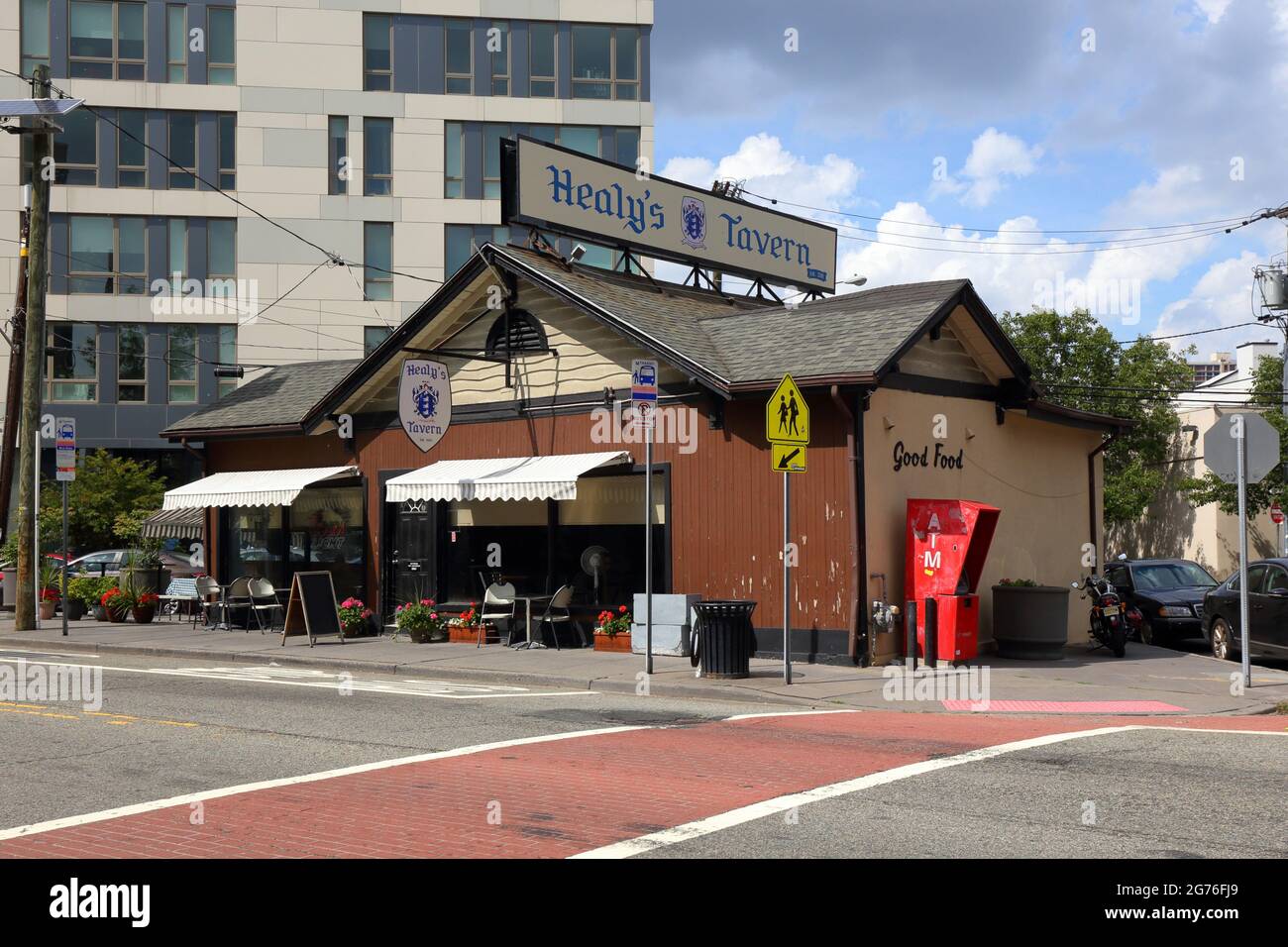 Healy's Tavern, 374 Newark Ave, Jersey City, NJ escaparate exterior de un bar en el barrio del pueblo. Foto de stock