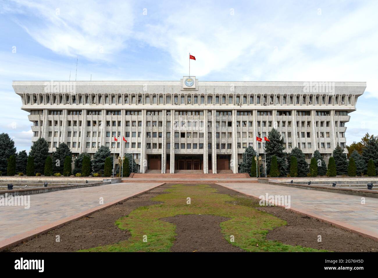 Kirguistán Casa Blanca, situada en Bishkek, Kirguistán. Edificio de oficinas presidenciales kirguís de estilo moderno estalinista / brutalismo. Casa Blanca de Bishkek. Foto de stock