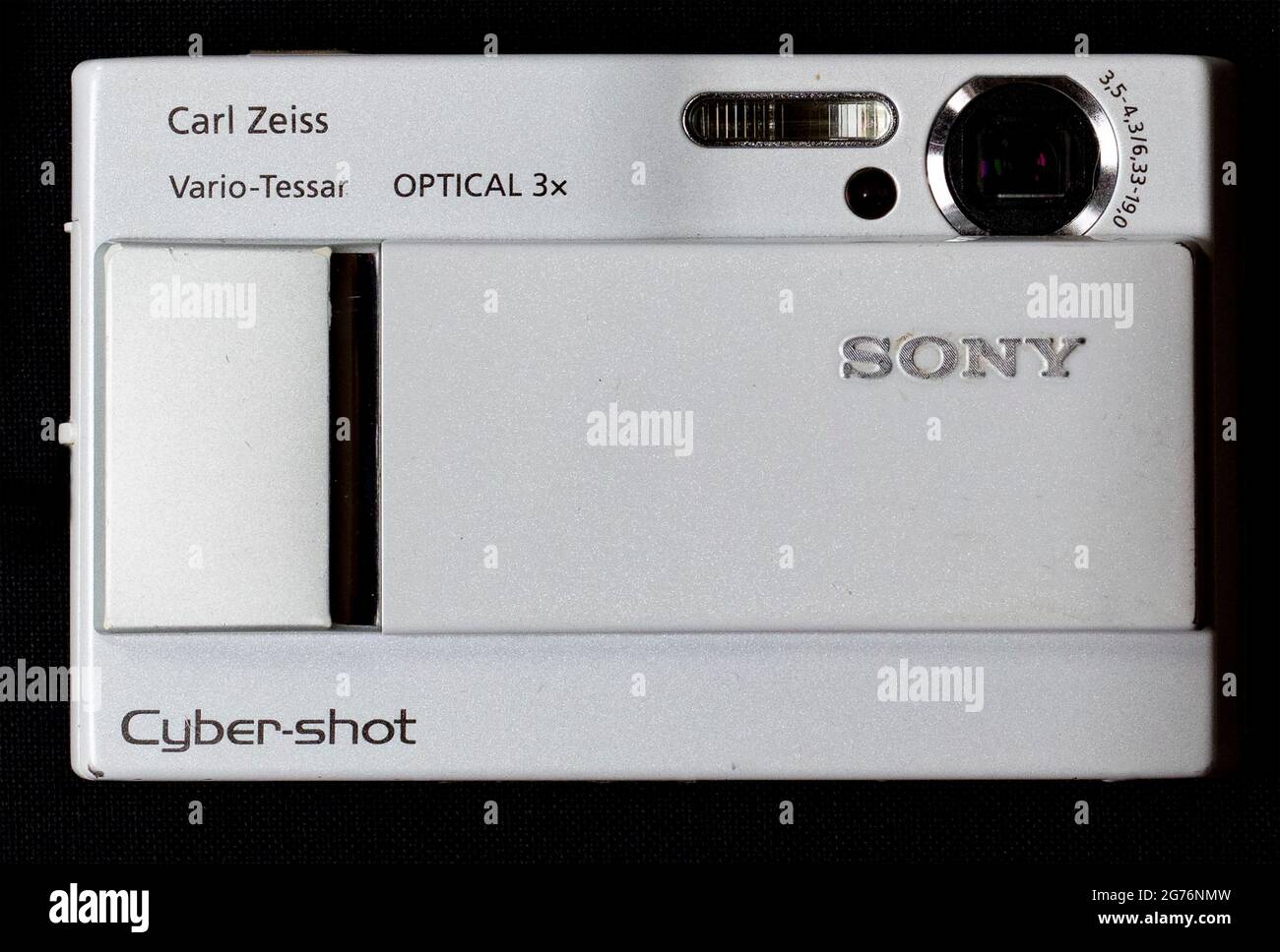 Cámara digital compacta Cyber-Shot de Sony con lente Carl Zeiss ®  Vario-Tessar ® Fotografía de stock - Alamy