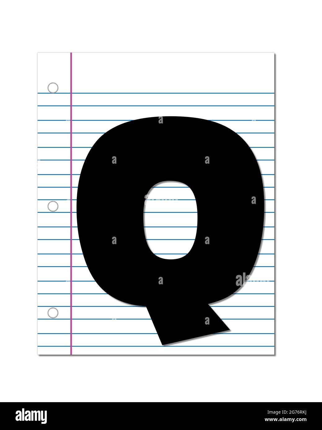 La letra Q, en el alfabeto 'Start of School', es negra. La letra se está configurando en un trozo de papel de cuaderno en blanco. Este conjunto coordina con Alpha Foto de stock