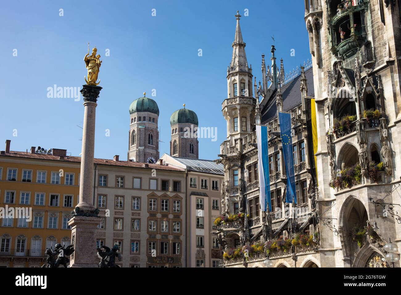 Munich Marienplatz con el ayuntamiento con el Glockenspiel, la columna mariana y al fondo la Iglesia de Nuestra Señora (Frauenkirche) Foto de stock