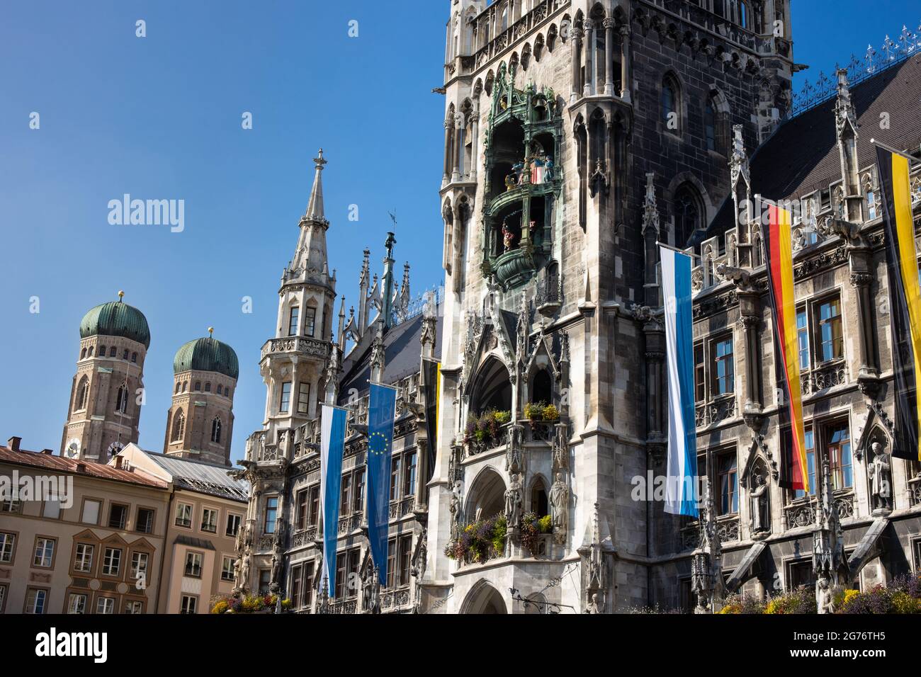 Munich Marienplatz con el ayuntamiento con el Glockenspiel y en el fondo la Iglesia de Nuestra Señora (Frauenkirche) Foto de stock