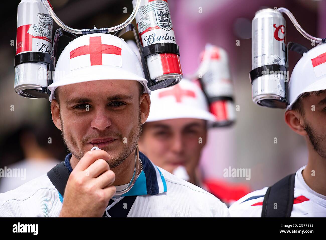 Un aficionado al fútbol de Inglaterra con casco y latas de cerveza celebra  en previsión del partido de final de la UEFA Inglaterra contra Italia.  (Foto de Loredana Sangiuliano / SOPA Images/Sipa