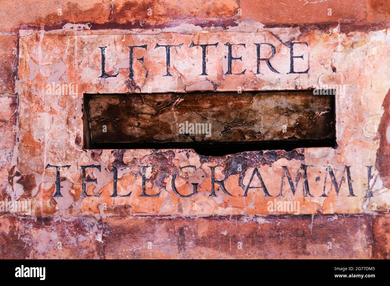 Antigua solapa de entrega de cartas en un edificio de Bolonia, Italia Foto de stock
