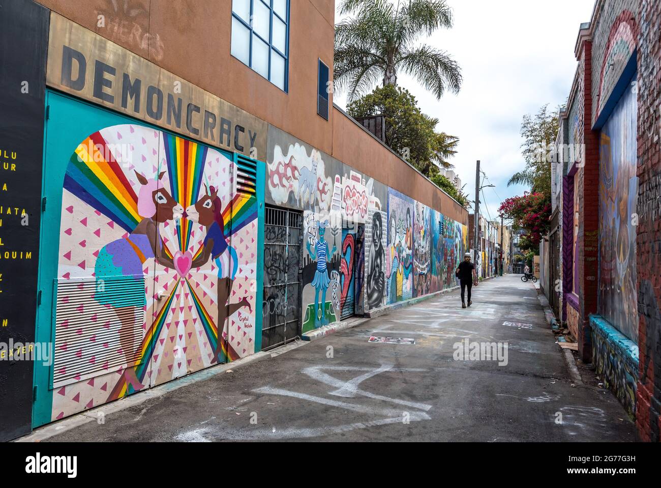 Un paseo peatonal por coloridos murales en Clarion Alley en el Distrito de la Misión de San