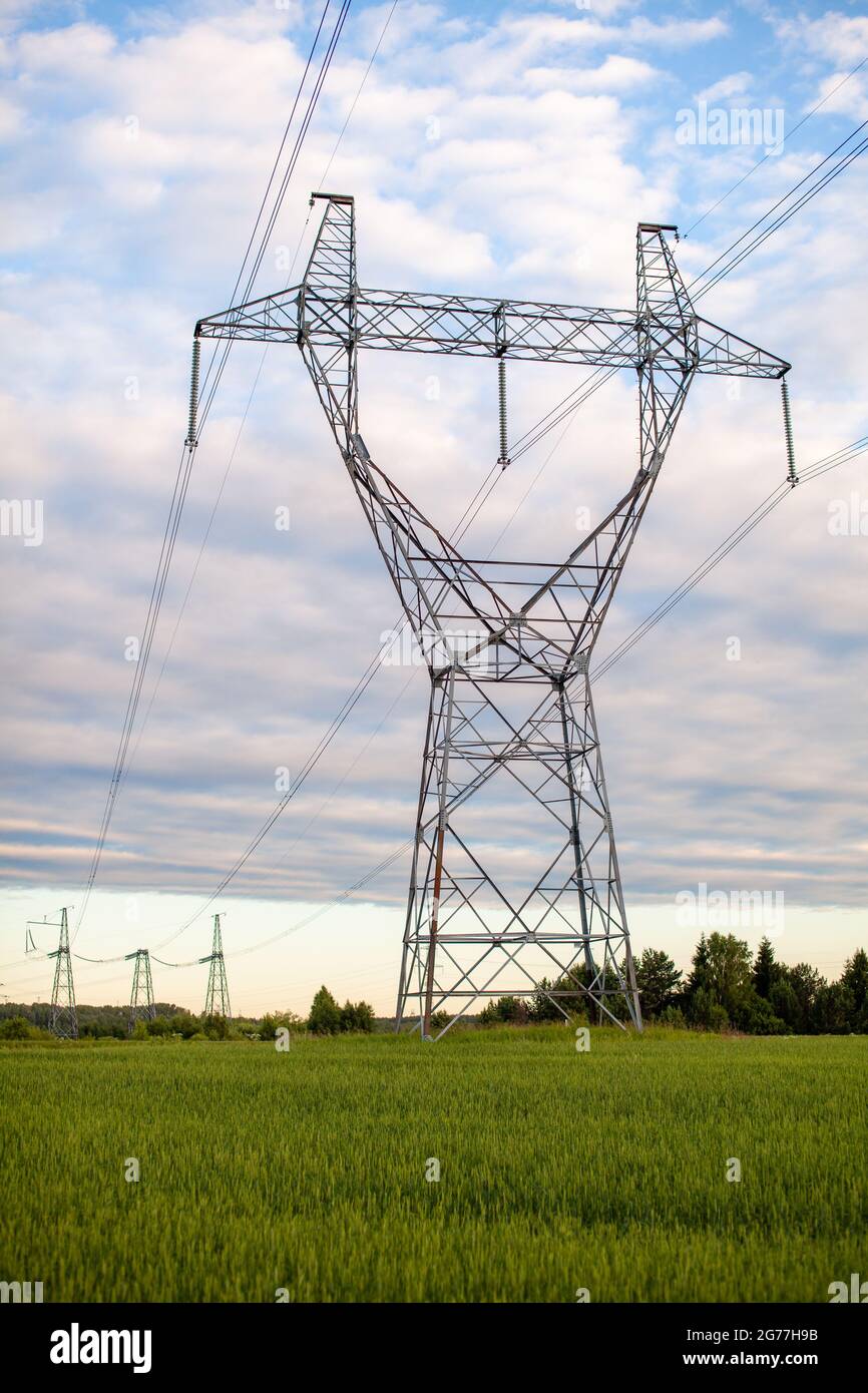 Torre de transmisión de electricidad de alta tensión, poste