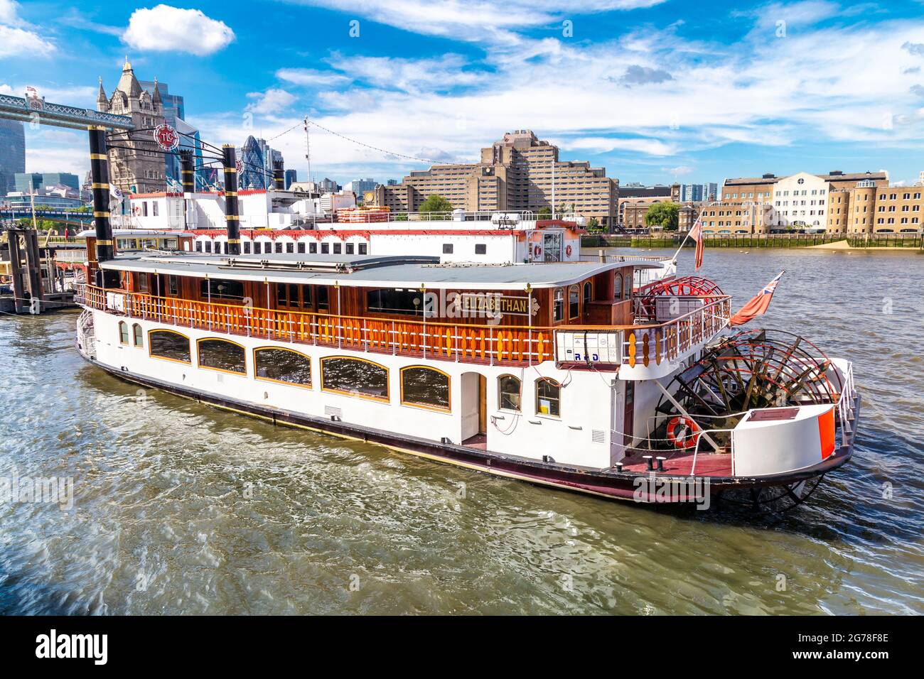 Barco de vapor de remo isabelino en alquiler en el río Támesis fuera de Swad Thames, Londres, Reino Unido Foto de stock