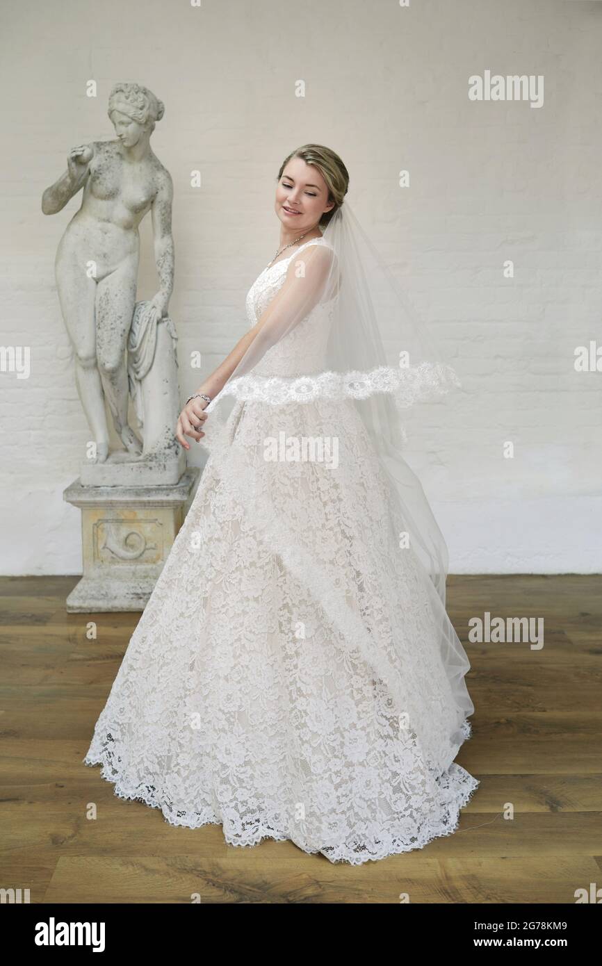 Vestido de novia de encaje marfil fotografías e imágenes de alta resolución  - Alamy