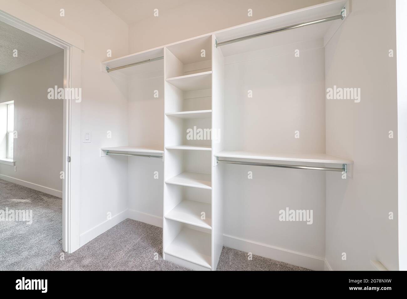 Ideas de la casera con la vista de un armario emplty para almacenar de ropa Fotografía de stock - Alamy