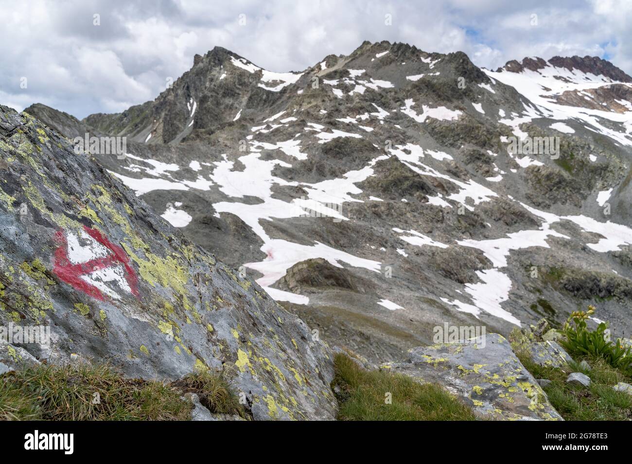 Europa, Austria, Tirol, Verwall, Paznaun, Galtür, Friedrichshafener Hut, camino que marca en la colina rocosa caminata en el Georg-Prasser-Weg Foto de stock
