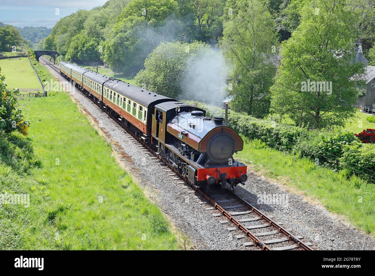 Tren de vapor Victor tirando de 5 autocares en el ferrocarril Lakeside & Haverthwaite en Cumbria, Reino Unido Foto de stock