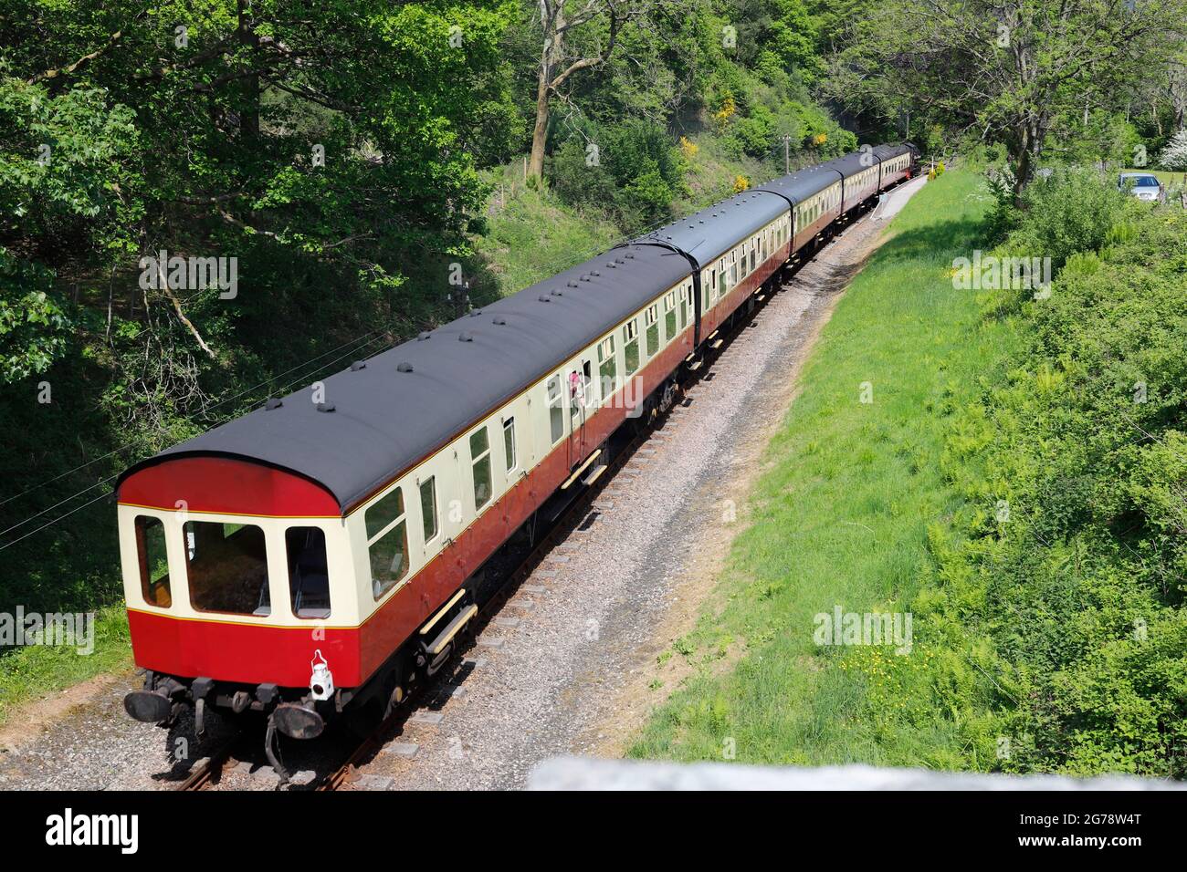 Tren de vapor Victor tirando de 5 autocares en el ferrocarril Lakeside & Haverthwaite en Cumbria, Reino Unido Foto de stock