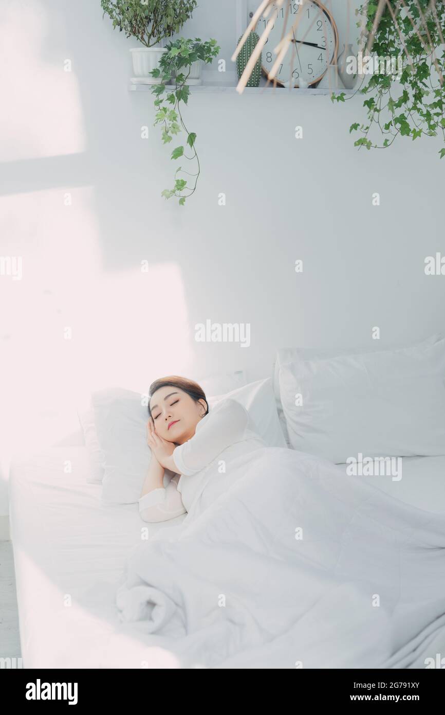 Mujer joven se encuentra en la cama fotografías e imágenes de alta  resolución - Alamy