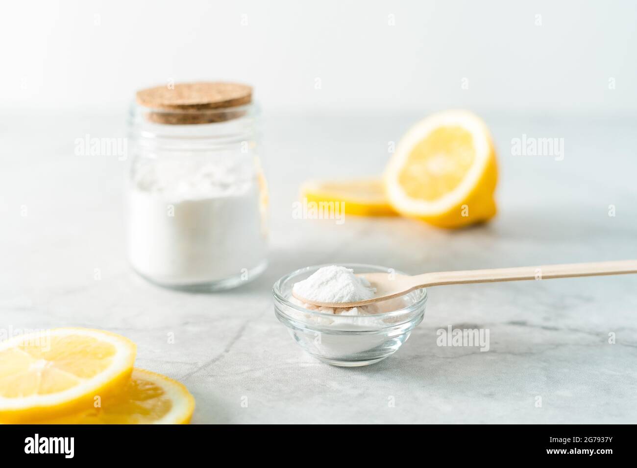 Limpieza sin residuos: Ácido cítrico en polvo, cuchara de madera y limón  Fotografía de stock - Alamy