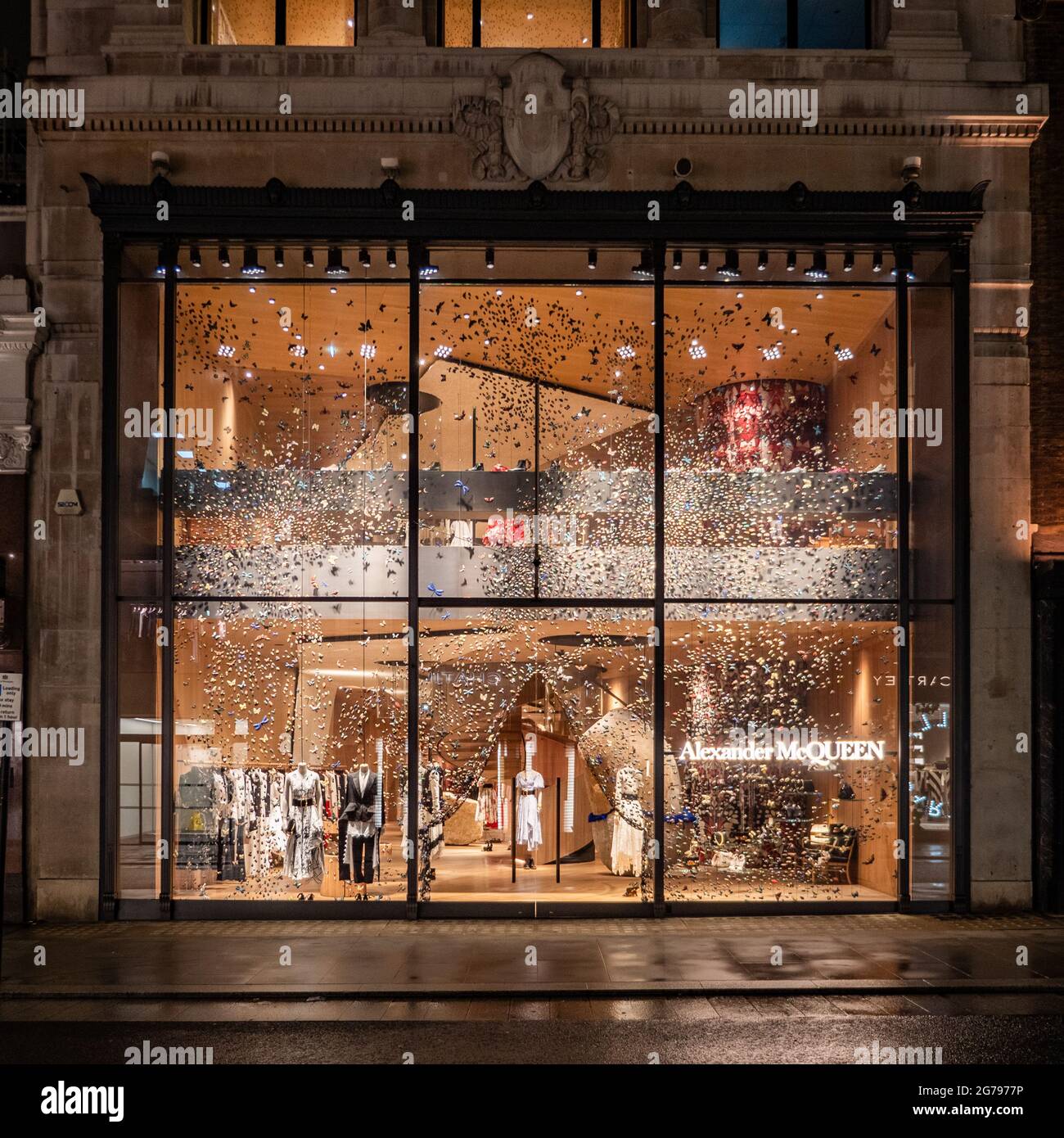 La tienda de moda Alexander McQueen, Bond Street, Londres. La extravagante  fachada de la icónica marca de moda en el exclusivo distrito comercial de  Londres Fotografía de stock - Alamy