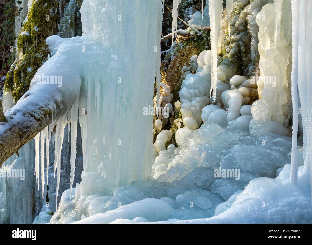 Hay hielo en una roca de tuff en el Märzenbach, cerca de Reutlingen-Mittelstadt Foto de stock