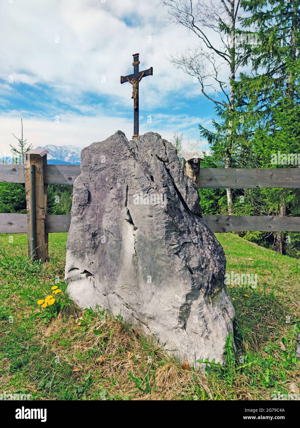 Piedra conmemorativa sin nombre con una pequeña cruz de metal en el Valle de Isar Superior Foto de stock