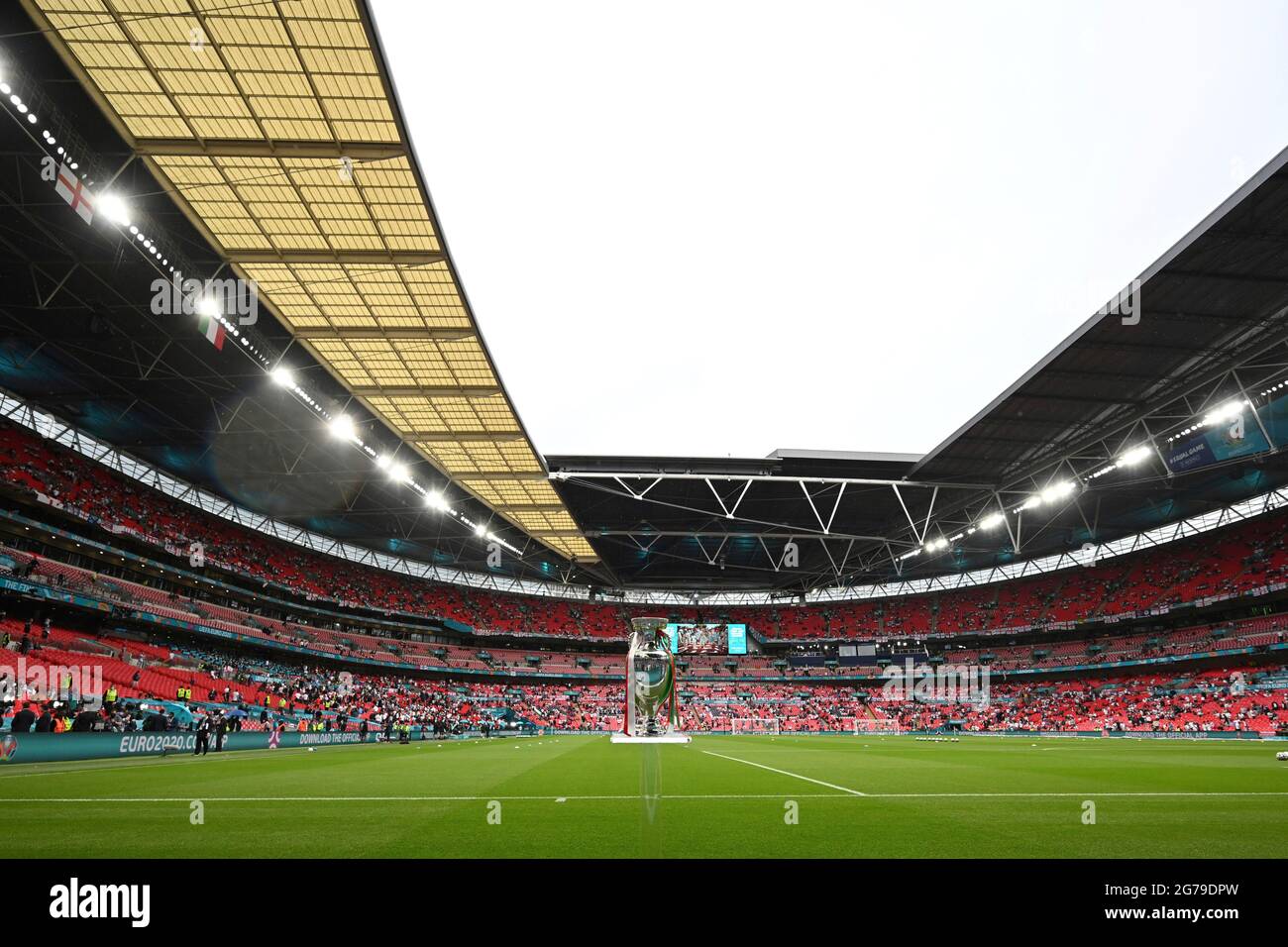 Londres, Reino Unido. 11th de julio de 2021. Copa Sachaufnahme, Pokal, Trofeo, trofeo. Final, JUEGO M51, ITALIA (ITA) - INGLATERRA (ENG) el 07/11/2021 en Londres/Wembley Stadium. Fútbol Euro 2020 de 11.06.2021-11.07.2021. Foto; Marvin Guengoer/GES/Pool via Sven Simon Fotoagentur GmbH & Co. Press photo KG # Prinzess-Luise-Str. 41 # 45479 M uelheim/R uhr # Tel. 0208/9413250 # Fax. 0208/9413260 # Banco GLS # BLZ 430 609 67 # Cuenta 4030 025 100 # IBAN DE75 4306 0967 4030 0251 00 # BIC GENODEM1GLS # www.svensimon.net. Crédito: dpa Picture Alliance/Alamy Live News Foto de stock