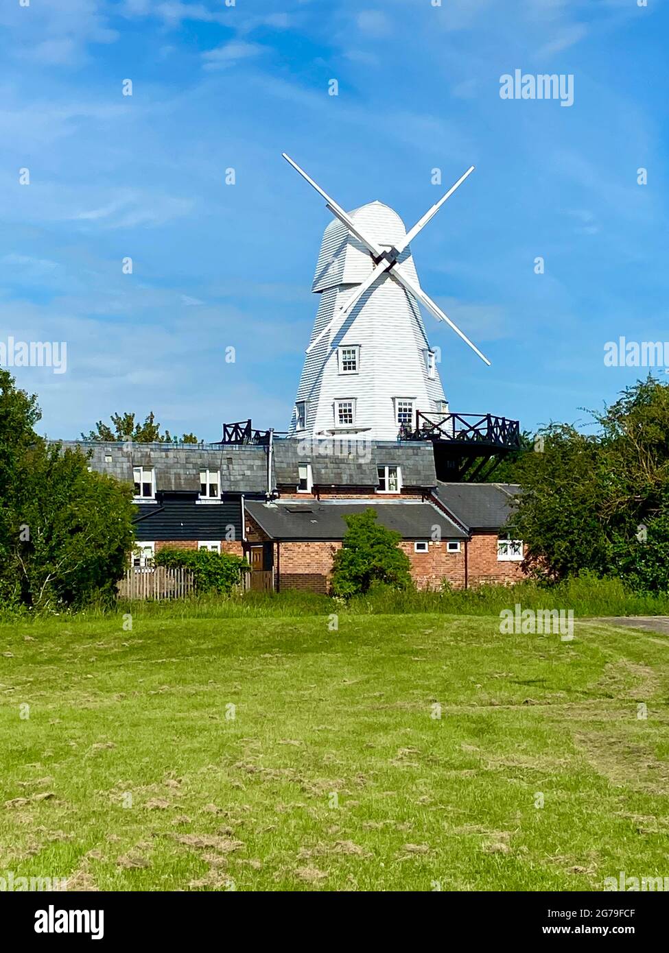 RYE, EAST SUSSEX, Reino Unido - 10.20.2020: Molino de viento de choque en las orillas del río Tillingham en Rye en East Sussex, este molino de viento en funcionamiento es el hotel Foto de stock