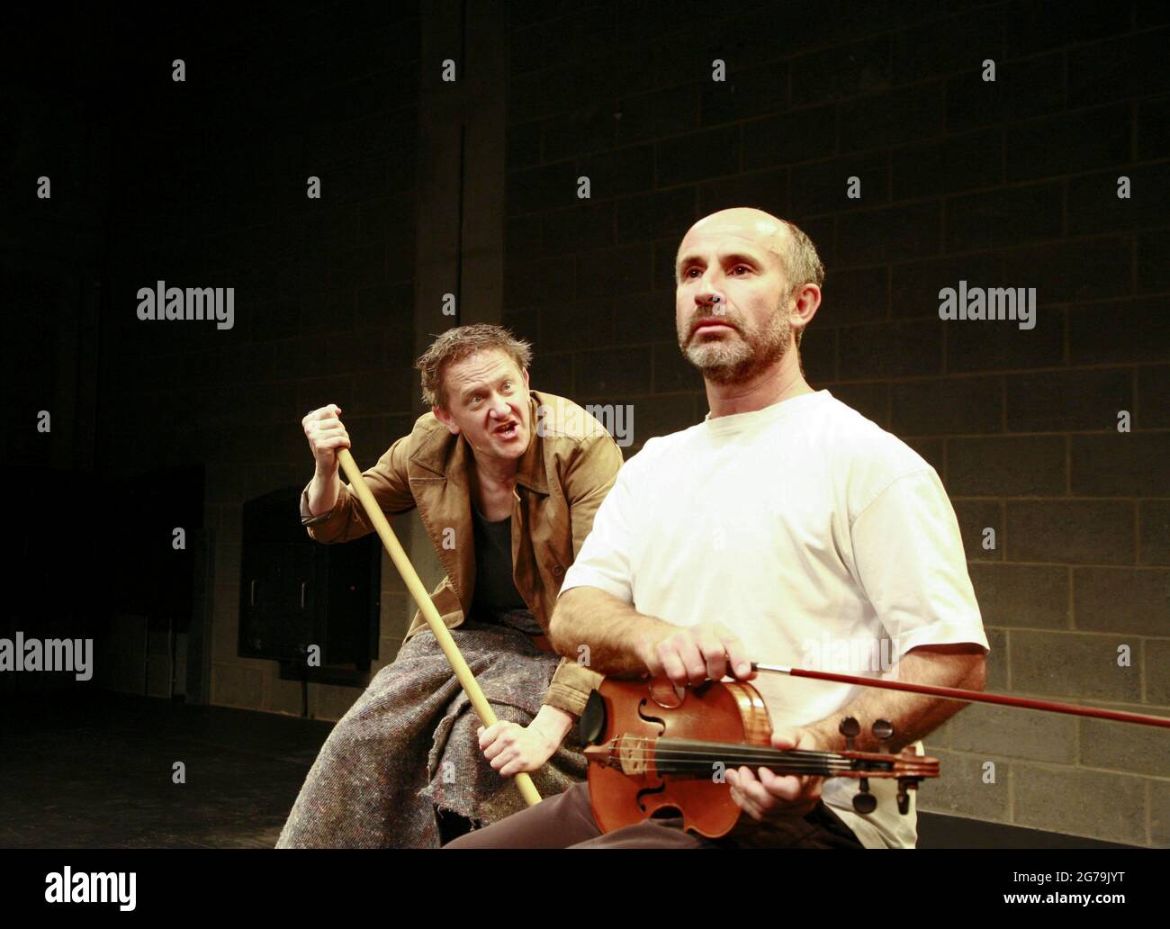 l-r: Jos Houben, Marcello Magni en BRUTO PARA EL TEATRO I Por Samuel Beckett en el Joven Vic, Londres SE1 20/09/2007 Parte de los fragmentos: 5 Cortos Obras Un Teatro des Bouffes du Nord / París y el Joven Vic / Londres codirector de producción: Peter Brook Foto de stock