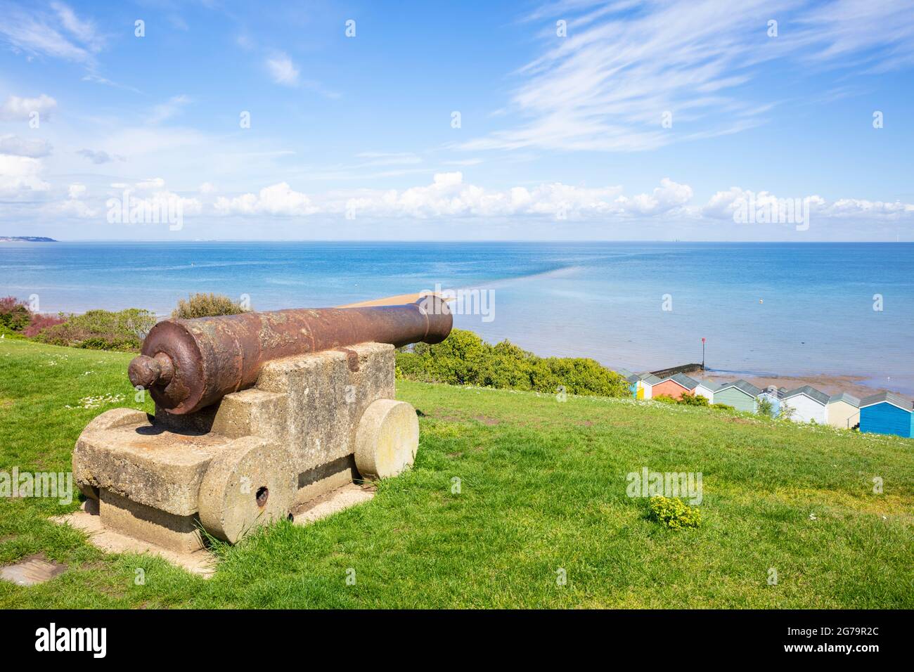 Cannon frente al mar en las laderas de Tankerton Whitstable Kent Inglaterra Reino Unido GB Europa Foto de stock
