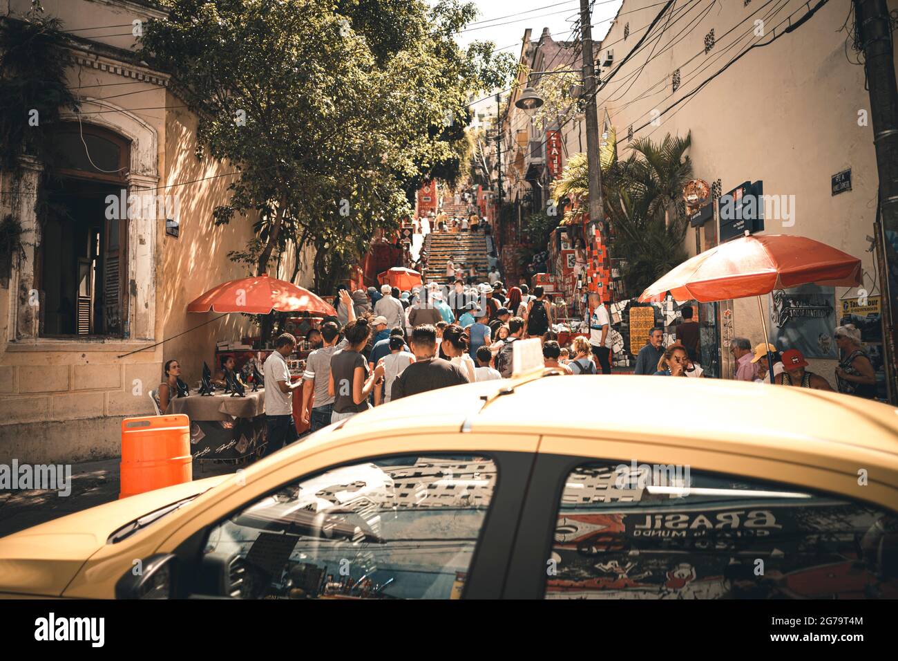 Las escaleras Selaron (o escaleras Lapa) que están cubiertas por azulejos coloridos de todo el mundo, es una de las principales atracciones turísticas de Río de Janeiro. Foto de stock