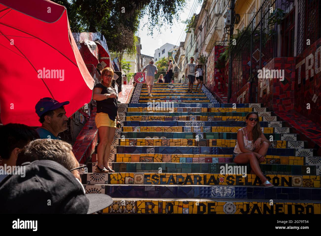 Las escaleras Selaron (o escaleras Lapa) que están cubiertas por azulejos coloridos de todo el mundo, es una de las principales atracciones turísticas de Río de Janeiro. Foto de stock