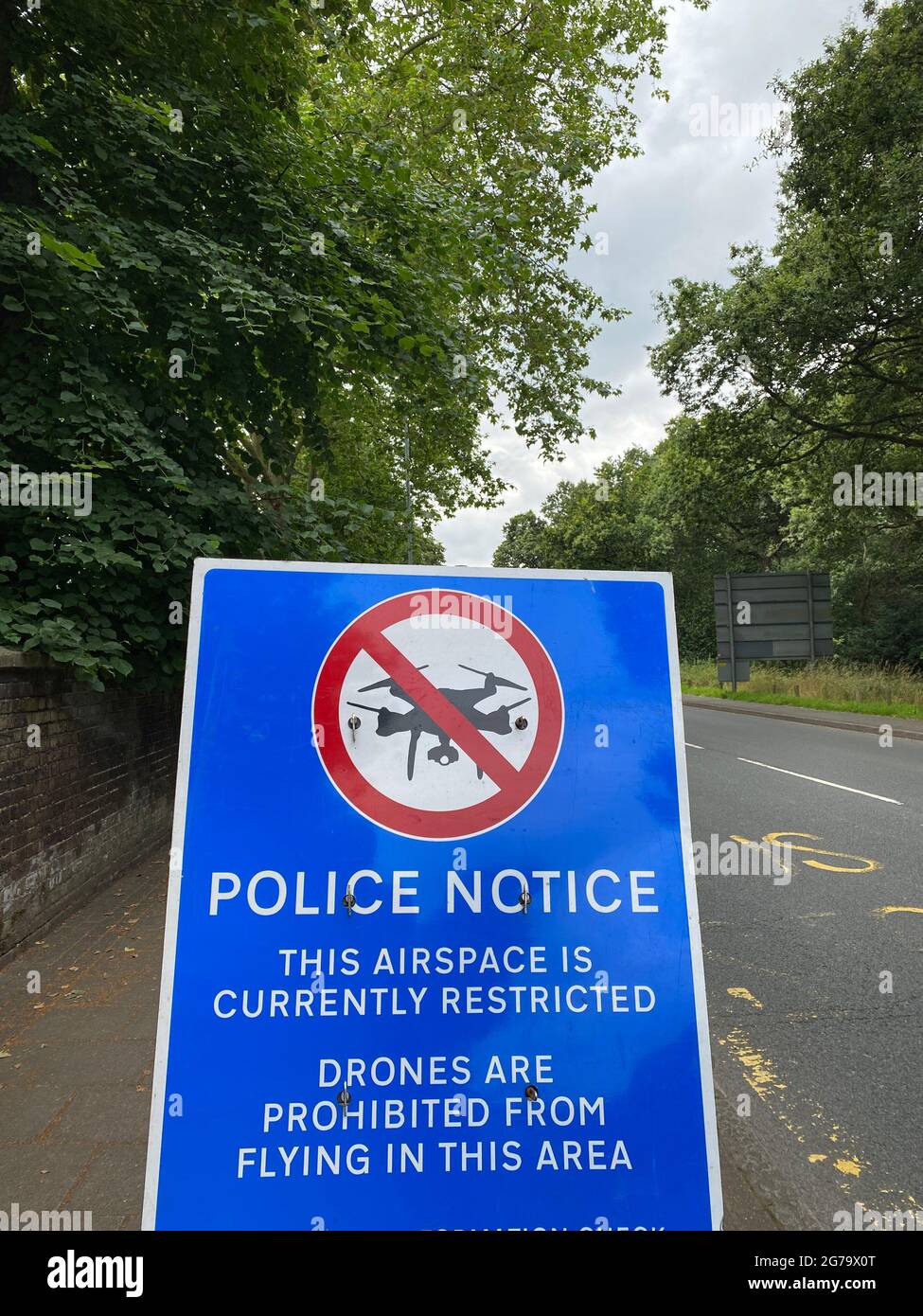 Un cartel policial cerca de Wimbledon, en el suroeste de Londres, advierte a los pilotos de aviones no tripulados que el espacio aéreo está restringido y que el vuelo de aviones no tripulados está prohibido. Fecha de la foto: Domingo 11 de julio de 2021. Foto de stock