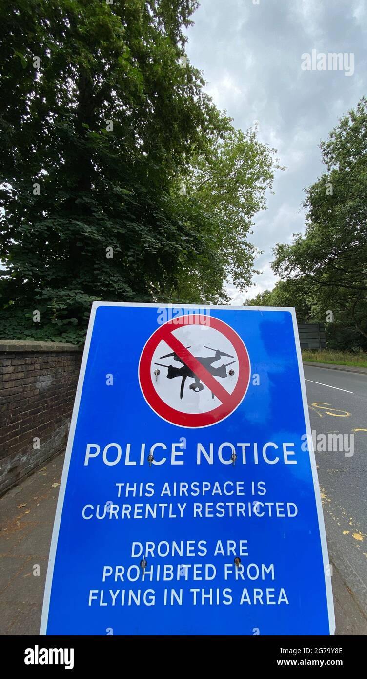 Un cartel policial cerca de Wimbledon, en el suroeste de Londres, advierte a los pilotos de aviones no tripulados que el espacio aéreo está restringido y que el vuelo de aviones no tripulados está prohibido. Fecha de la foto: Domingo 11 de julio de 2021. Foto de stock