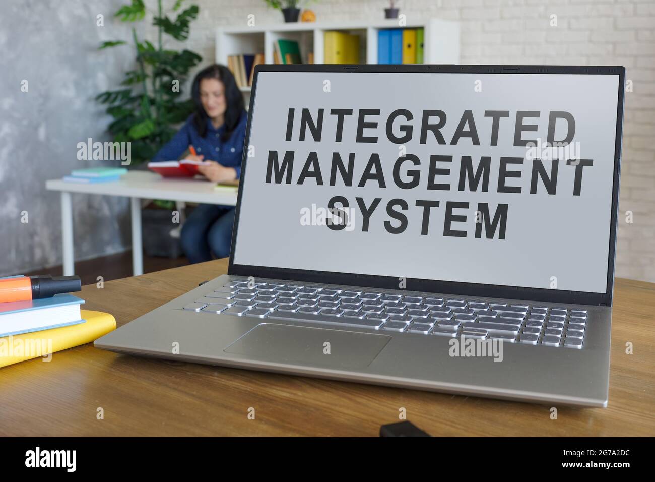 Portátil con sistema de gestión integrado en la oficina. Foto de stock
