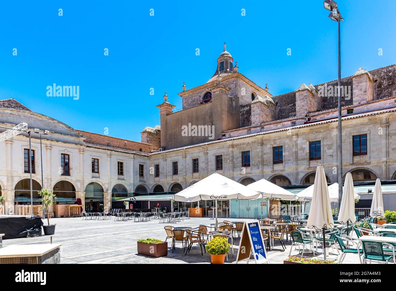 Patio interior con escenario y cafés, claustro con salas de mercado, Claustre del Carme, antigua iglesia carmelita con complejo monasterio, hoy mercado de la ciudad, Mahón, Maó, Menorca, España, Europa Foto de stock