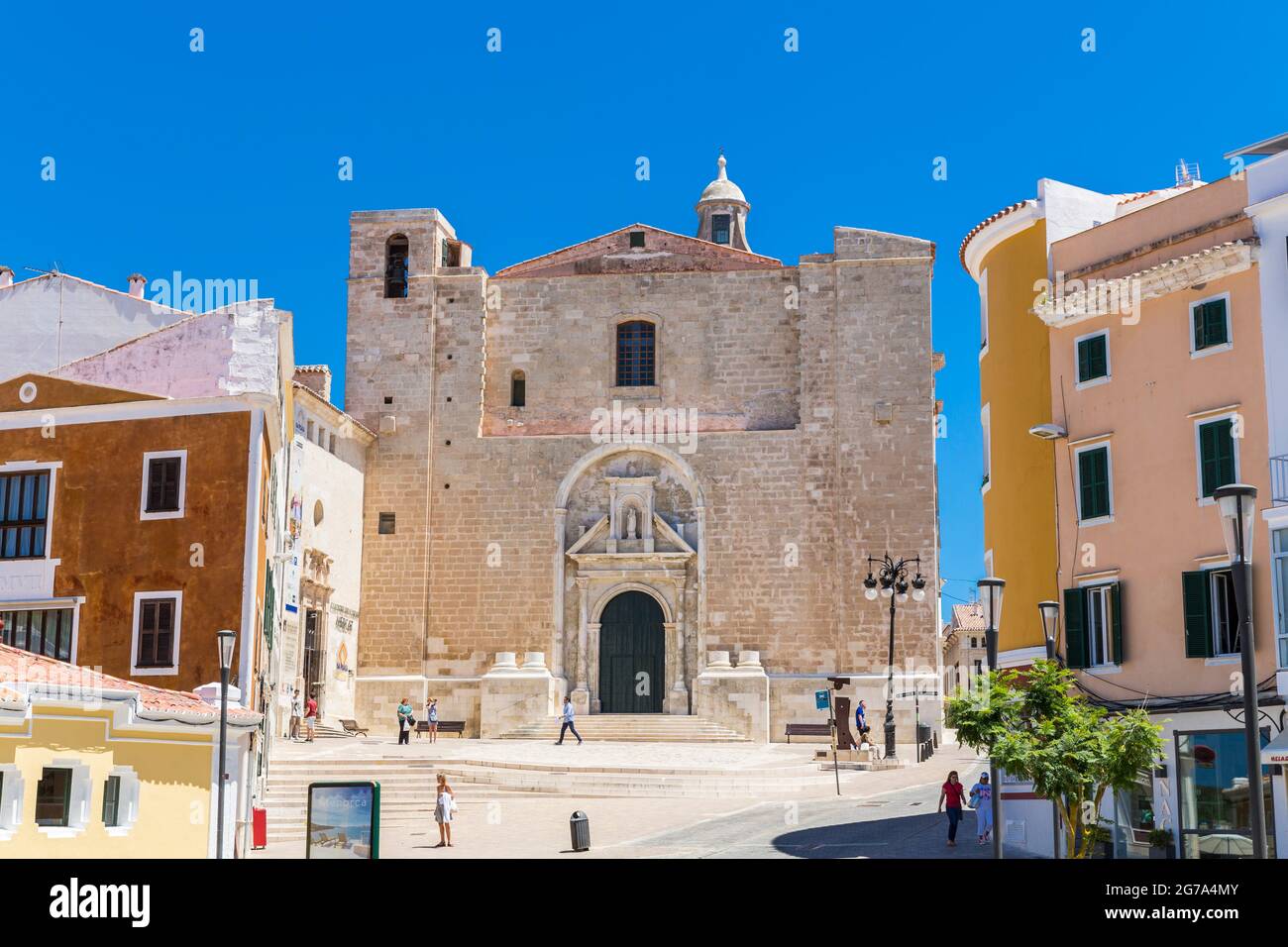 Nostra Senyora del Carme, Iglesia Carmelita, izquierda Claustre del Carme, antiguo complejo monasterio, hoy el mercado de la ciudad, Mahón, Maó, Menorca, España, Europa Foto de stock