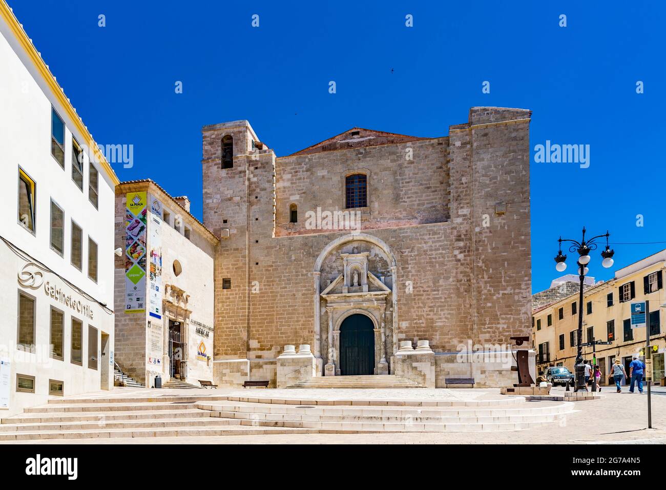 Nostra Senyora del Carme, Iglesia Carmelita, izquierda Claustre del Carme, antiguo complejo monasterio, hoy el mercado de la ciudad, Mahón, Maó, Menorca, España, Europa Foto de stock