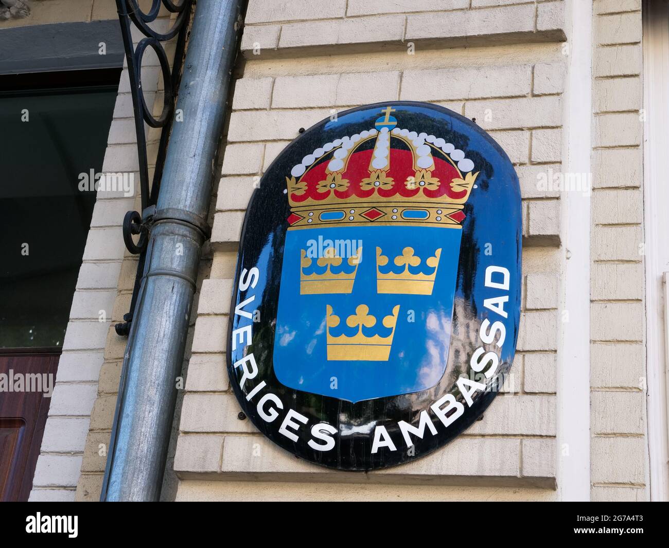 KIEV, UCRANIA - 07 de julio de 2021. Sveriges ambassad. Escudo de armas en la pared de la embajada sueca. Foto de stock