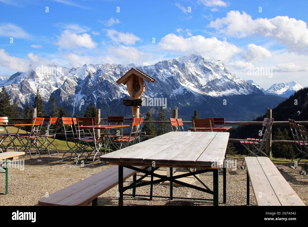 Stepbergalm en frente de Zugspitze, cerca de Garmisch, Wetterstein Montañas, Alta Baviera, Baviera, Alemania, hospitalidad, invitación, asientos Foto de stock