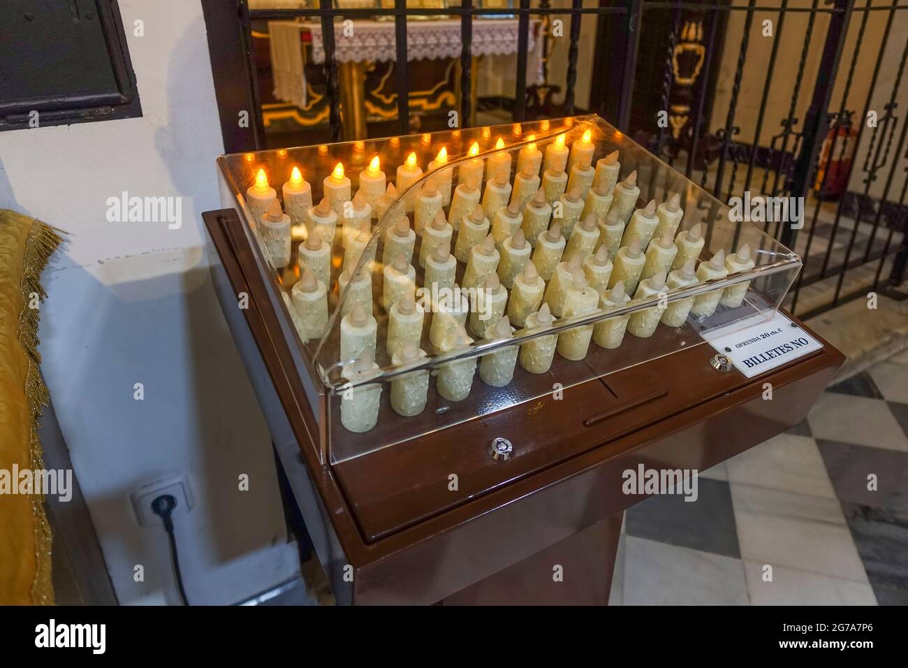 Velas eléctricas para iluminar el interior de la iglesia, la religión  moderna, Málaga. España Fotografía de stock - Alamy